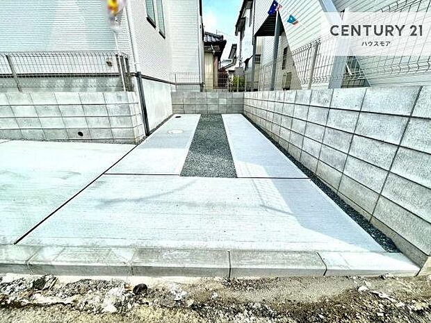 駐車スペースは2台分あります！セカンドカーはもちろん、バイクや自転車なども置き場所に困りません。