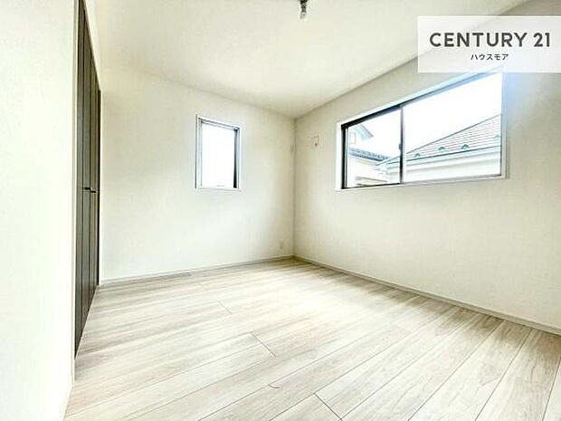 2面採光を確保した明るい室内は、風通しも良く、明るく大変居心地の良い空間となっております。リラックスして過ごせる心地の良いお部屋です！朝の目覚めがスッキリしますね。