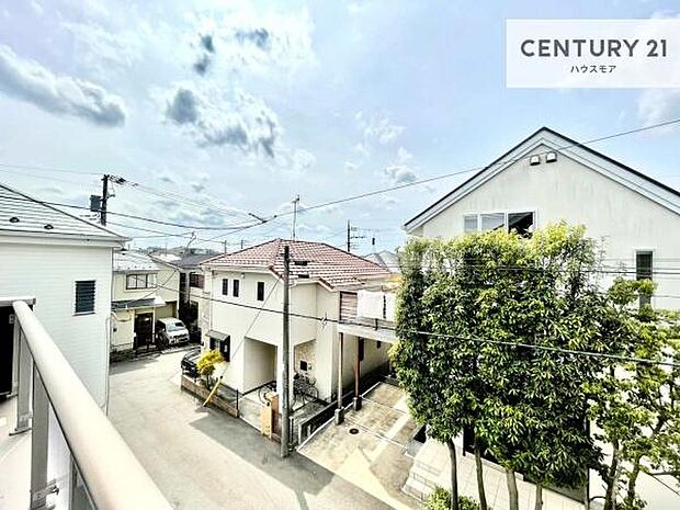 晴れた日には青い空を見渡せる開放的な時間を楽しめます。気持ちの良い風が通り抜ける街並みです！