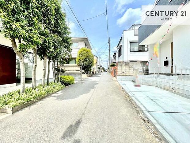 前面道路4ｍ！陽当り良好な立地です。車庫入れが苦手な方も安心ですね。