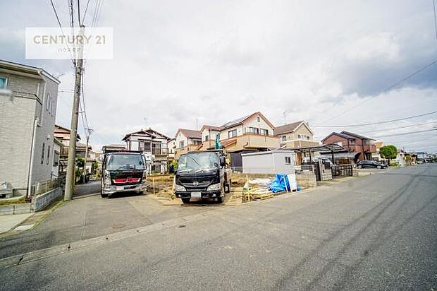 前面道路4ｍ×7.9ｍ！陽当り良好な立地です。車庫入れが苦手な方も安心ですね。