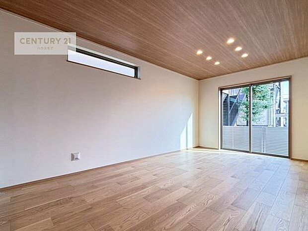 大きな窓からたっぷりの陽ざしが入る明るいリビング。開放感のあるリビングで家族団らんのくつろぎの時間を過ごせます。（同仕様）