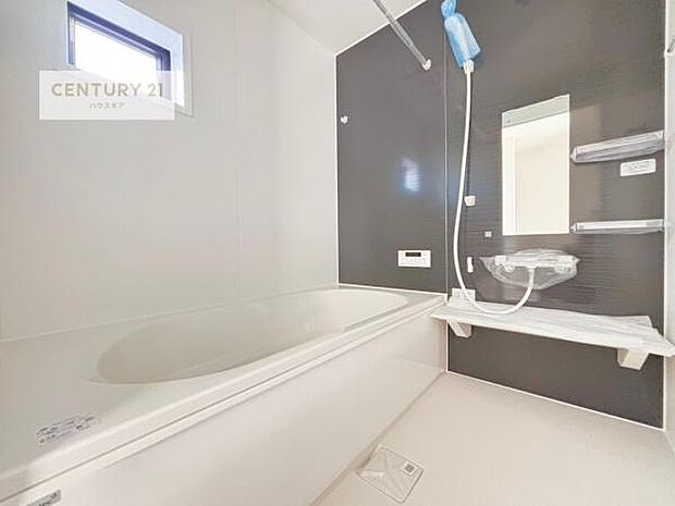 浴室乾燥や暖房が付いている魅力的な仕様です！冬場はヒートショックの予防にも使えます。雨の日でもお洗濯物が乾かせるので、洗濯物をため込みにくい！(同仕様)