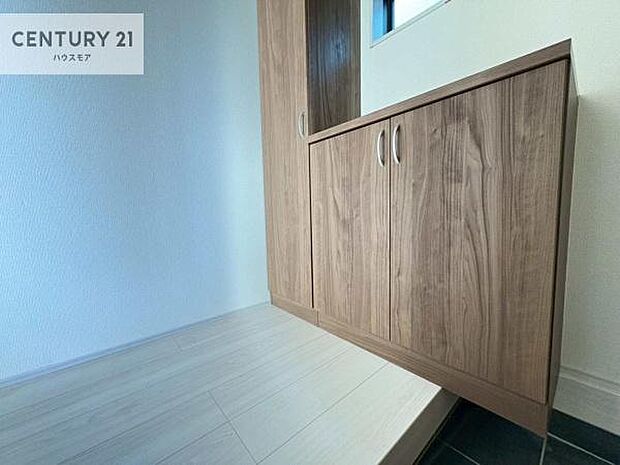 シューズボックス付きなので、玄関が片付きお掃除がしやすいです！スッキリした玄関で戸を開けた瞬間、清潔感のある心地いい空間が出迎えてくれます。