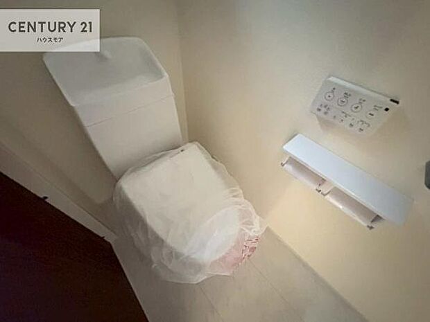 1・2階にトイレがございます！朝の忙しい時間帯も待たずにすみそうですね。白を基調とした清潔感のあるトイレでお手入れがしやすいです！