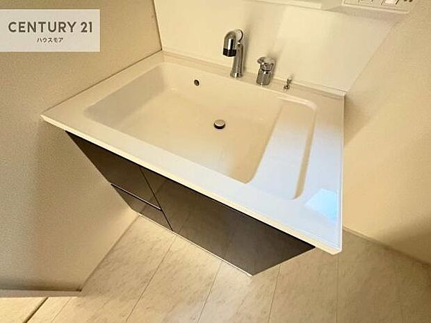 深い洗面台ボウルは、水が跳ねにくいのでお手入れが楽々！清潔感が保てます！キレイな洗面所で自分磨きのモチベーションが上がりますね！