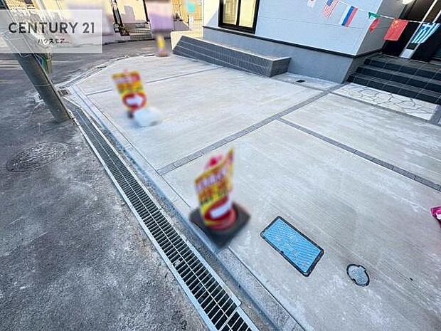 駐車スペースは2台分あります！セカンドカーはもちろん、バイクや自転車なども置き場所に困りません。