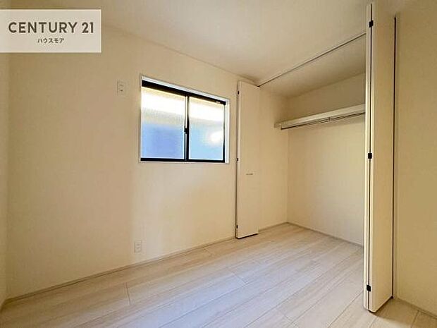 収納スペースがついています！居室をスッキリ整頓する事ができますね。家具を選ばないシンプルなデザインの為、家具を選ばずお気に入りの空間作りができそうですね。