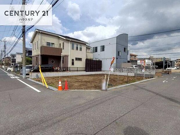 前面道路6m×6m!陽当り良好な立地です。車庫入れが苦手な方も安心ですね。