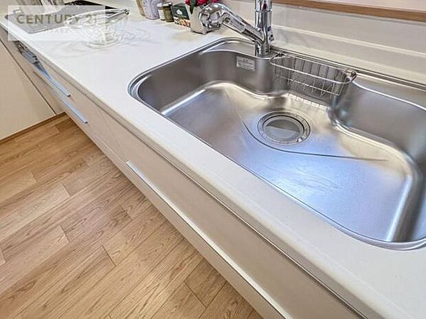 ワイドなシンクですね!水が跳ねにくく洗物がしやすい家事が楽々仕様のシステムキッチンです!デザイン性と機能性を兼ねたキッチンで清潔感がありますね!(同仕様)