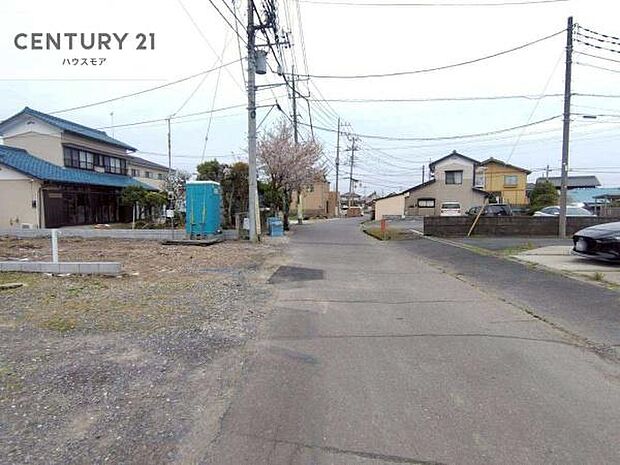 前面道路9.1ｍ！陽当り良好な立地です。車庫入れが苦手な方も安心ですね。