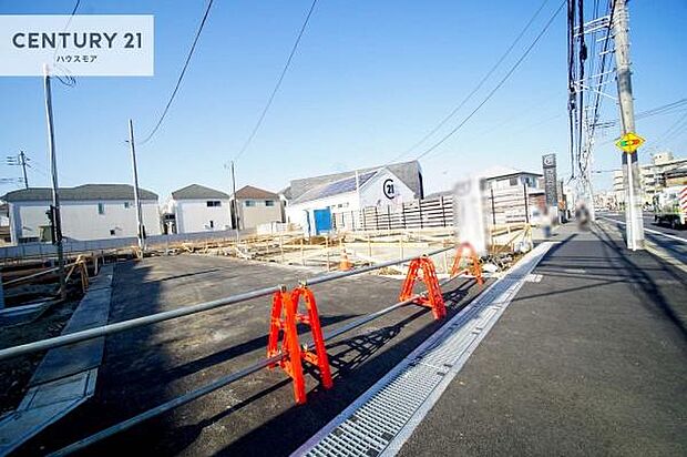 前面道路15m!(歩道含む)車庫入れが苦手な方も安心ですね。
