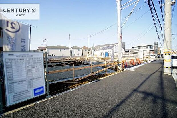 前面道路15ｍ！（歩道含む）車庫入れが苦手な方も安心ですね。
