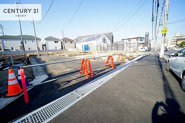 前面道路15ｍ！（歩道含む）車庫入れが苦手な方も安心ですね。