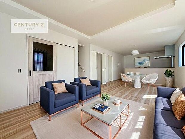 家具はCGパースです。開放感のある広々LDK！ソファーやダイニングテーブルを置いても窮屈にならないので快適に過ごせます！コミュニケーションが取りやすいリビングです！【現地販売会開催中】