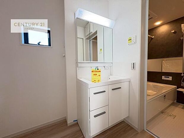 小窓付きの明るい洗面室です！湿気もすぐに入れ替えができて清潔に保つことができます！自然光が差し込むのでお化粧の仕上がりも良くなりますね！【現地販売会開催中】