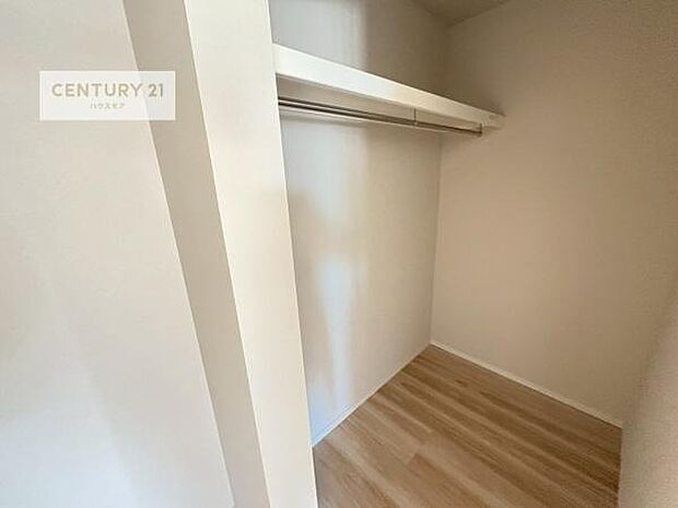 ウォークインクローゼット付きです。たくさんのお洋服などを収納しておけそうですね！他にも扇風機や加湿器など季節物の大きな家電も収納できます！【現地販売会開催中】
