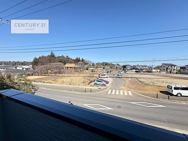 晴れた日には青い空を見渡せる開放的な時間を楽しめます。気持ちの良い風が通り抜ける街並みです！緑が映える眺望で癒されますね！【現地販売会開催中】