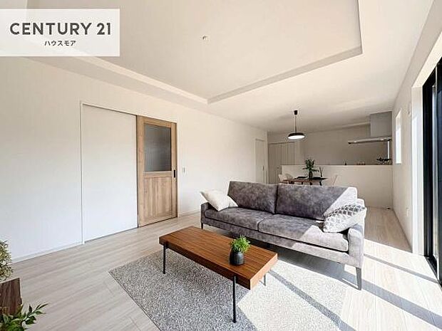 優しい陽だまりがリビングを包んでくれて居心地の良い空間を演出してくれます!くつろぎの時間を過ごせます!【現地販売会開催中】