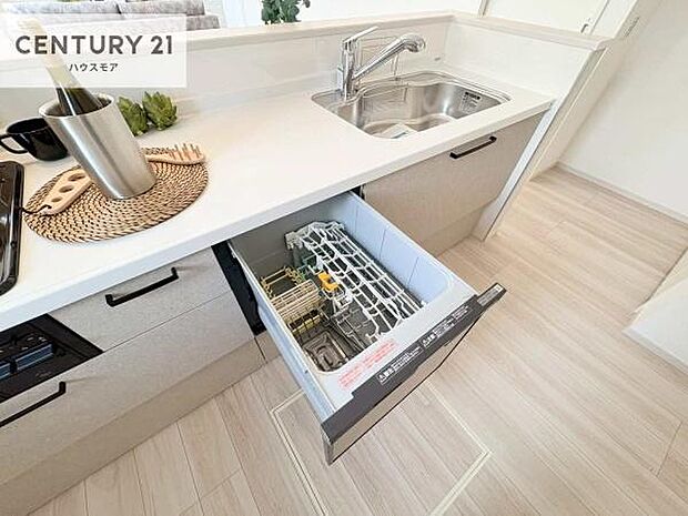 食洗機付きのキッチンです!忙しい時や手荒れ防止として大変活躍する便利な仕様です!ビルトインなのでキッチンの場所を取らず調理スペースを広く使うことが出来ます!【現地販売会開催中】