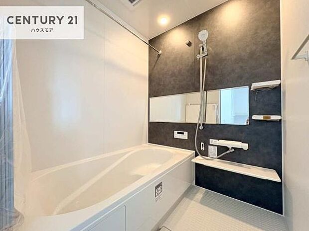 落ち着きある大人の雰囲気のバスルームは、味が出ていてバスタイムが充実!お仕事頑張っているご褒美にお好みの香りの入浴剤を入れて、楽しんでみてはいかがでしょうか?【現地販売会開催中】