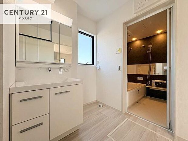 小窓付きの明るい洗面室です!湿気もすぐに入れ替えができて清潔に保つことができます!自然光が差し込むのでお化粧の仕上がりも良くなりますね!【現地販売会開催中】