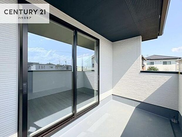 陽当たりの良いバルコニーで、お洗濯物もよく乾きそうですね!お天気の良い日にはバルコニーへ出てリフレッシュするのも気持ちよさそうです。【現地販売会開催中】