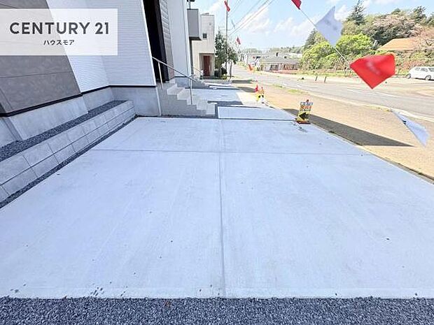 駐車スペースは2台分あります!セカンドカーはもちろん、バイクや自転車なども置き場所に困りません。【現地販売会開催中】