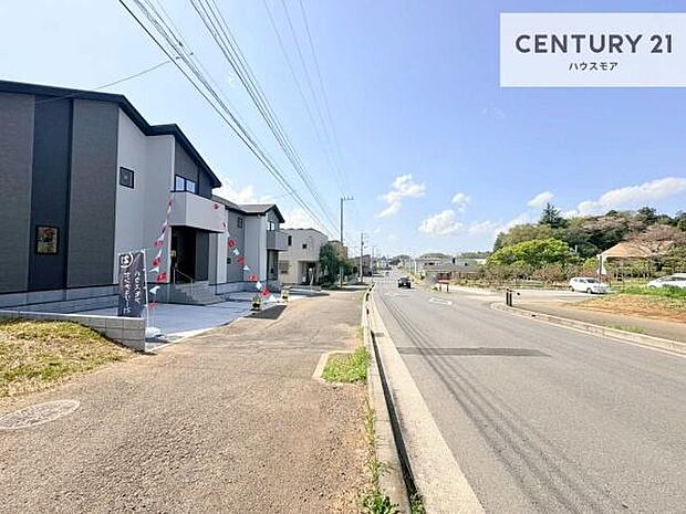 前面道路は16m!陽当り良好な立地です。車庫入れが苦手な方も安心ですね。【現地販売会開催中】
