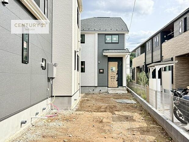 駐車スペースは2台分あります！セカンドカーはもちろん、バイクや自転車なども置き場所に困りません。