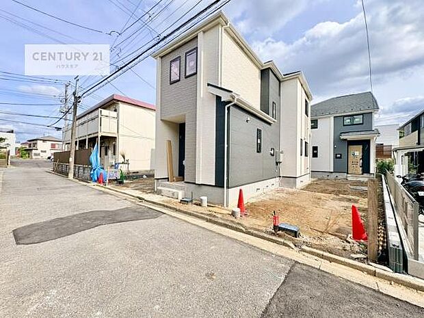 前面道路4ｍ！陽当り良好な立地です。車庫入れが苦手な方も安心ですね。