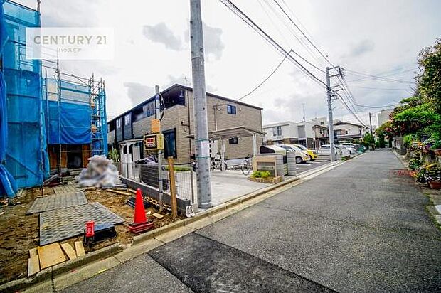 前面道路4m!陽当り良好な立地です。車庫入れが苦手な方も安心ですね。