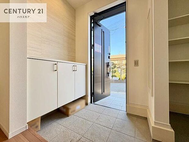 シューズボックス付きなので、玄関が片付きお掃除がしやすいです!スッキリした玄関で戸を開けた瞬間、清潔感のある心地いい空間が出迎えてくれます。