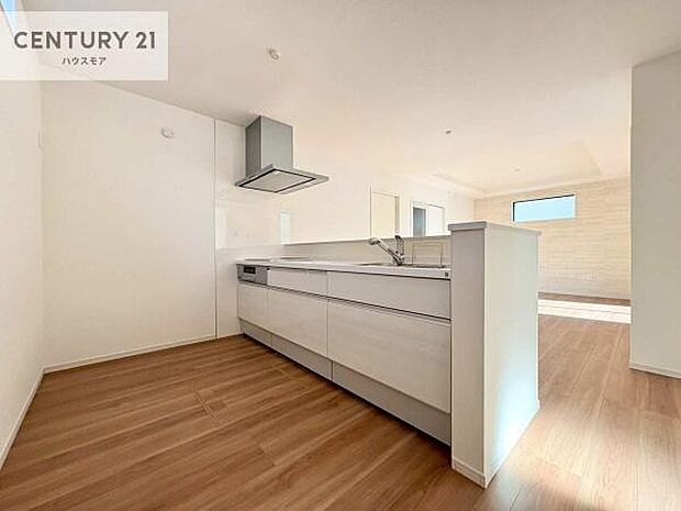 大人気の対面式システムキッチンを採用しています!ご家族のコミュニケーションが自然と増える設計です。お子様にも目が届くので嬉しいですね。広々使えて快適に作業が進みます。