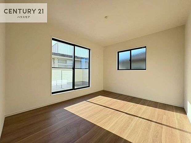 バルコニーに面している洋室です。明るく温もりがあり、換気もしっかりできます!朝起きて、外に出て背伸びをしつつ深呼吸をし良い朝を迎え入れることができます。