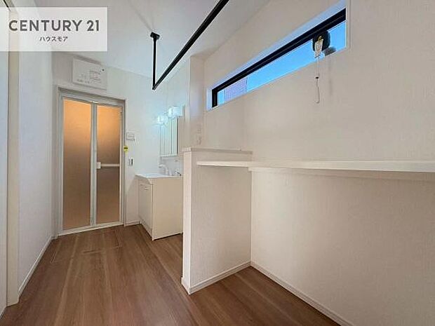 ランドリールーム付き!小窓付きで換気が出来るのでカビや水垢対策に!アイロン掛けにも便利なカウンターあり!