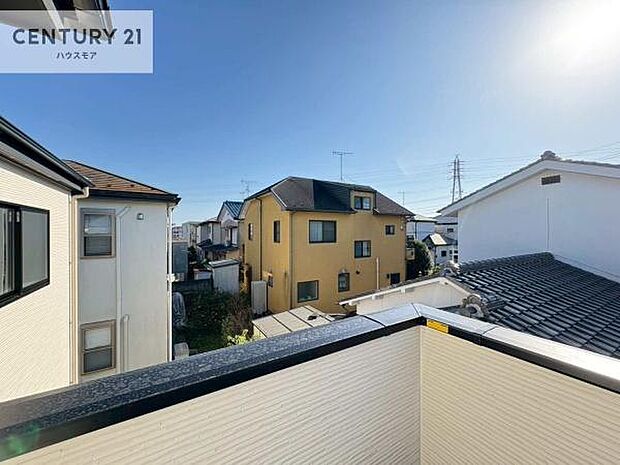 晴れた日には青い空を見渡せる開放的な時間を楽しめます。気持ちの良い風が通り抜ける街並みです!