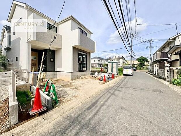 前面道路4m!陽当り良好な立地です。車庫入れが苦手な方も安心ですね。