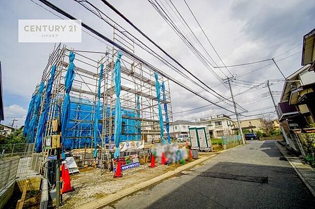 前面道路4ｍ！陽当り良好な立地です。車庫入れが苦手な方も安心ですね。