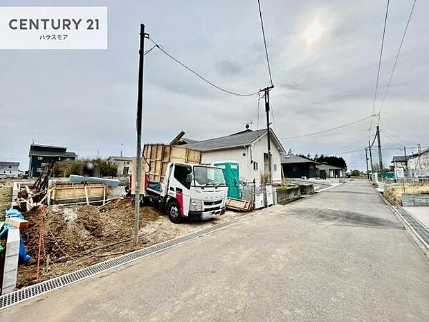 前面道路5.04m!陽当り良好な立地です。車庫入れが苦手な方も安心ですね。