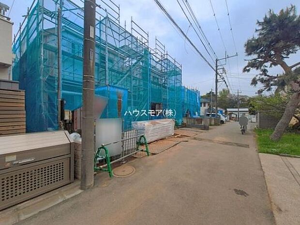 前面道路は4ｍ！陽当り良好な立地です。車庫入れが苦手な方も安心ですね。