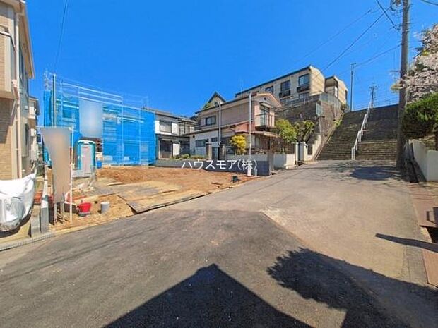 前面道路6m!陽当り良好な立地です。車庫入れが苦手な方も安心ですね。