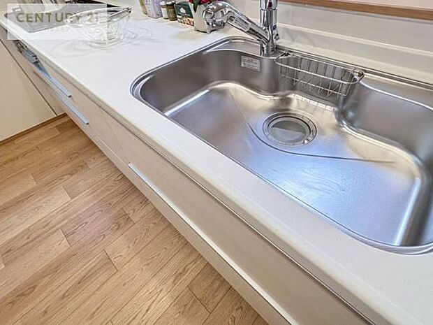 ワイドなシンクですね!水が跳ねにくく洗物がしやすい家事が楽々仕様のシステムキッチンです!デザイン性と機能性を兼ねたキッチンで清潔感がありますね!(同仕様)