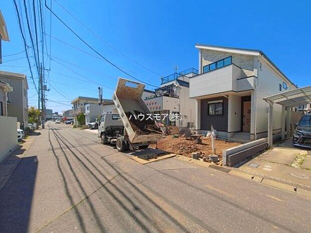 前面道路は5.9ｍ！陽当り良好な立地です。車庫入れが苦手な方も安心ですね。