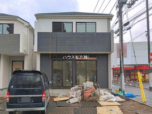 前面道路は6ｍ×6ｍ！陽当り良好な立地です。車庫入れが苦手な方も安心ですね。