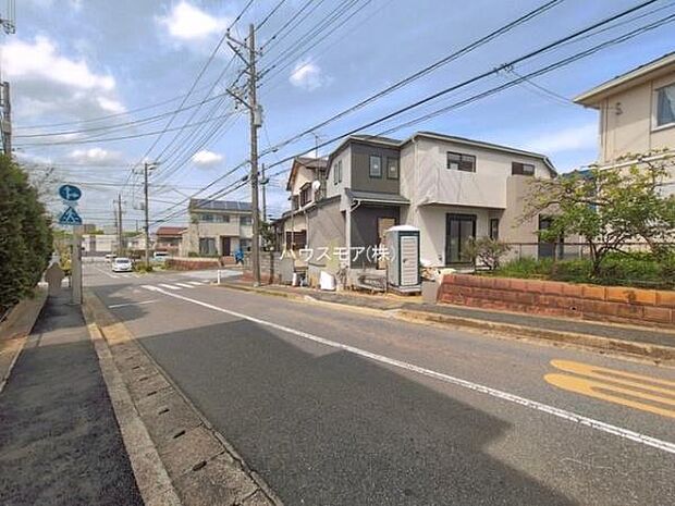 前面道路は9m!陽当り良好な立地です。車庫入れが苦手な方も安心ですね。