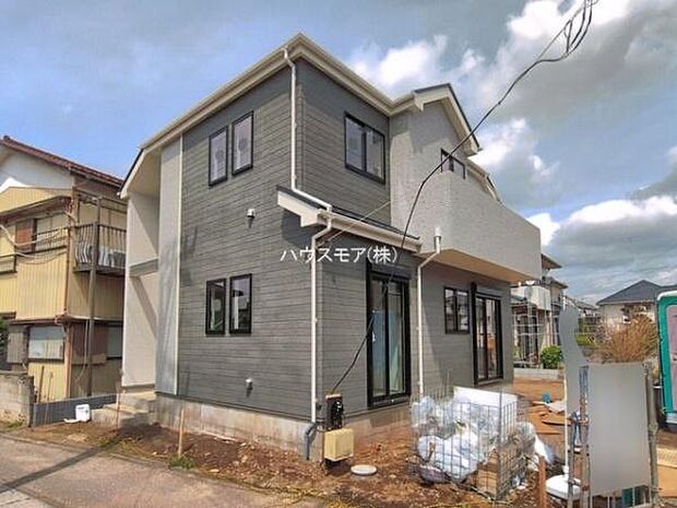 カースペース2台駐車可能。毎日の通勤やお買い物に便利で、来客時にもゆとりをもってお使いいただけます。