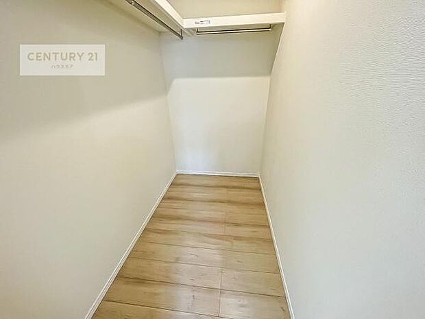 ファミリークローゼットを備えた住まいは、収納力と快適さを兼ね備えた贅沢な空間設計。衣類やバッグ、季節物までひとまとめにでき、日々の整理整頓がぐっとスマートに！（同仕様）