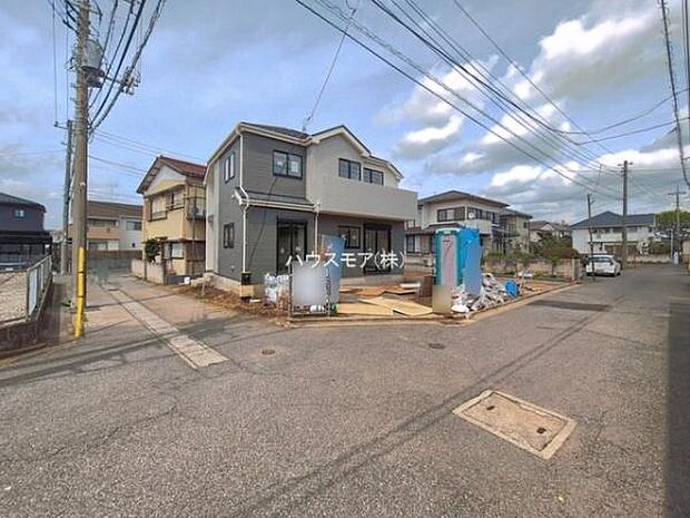 前面道路4.5ｍ×4ｍ！陽当り良好な立地です。車庫入れが苦手な方も安心ですね。