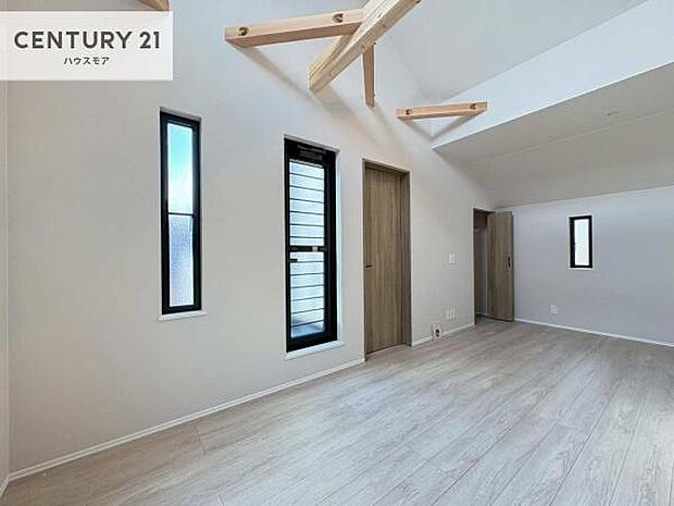 優しい陽だまりがリビングを包んでくれて居心地の良い空間を演出してくれます!くつろぎの時間を過ごせます!